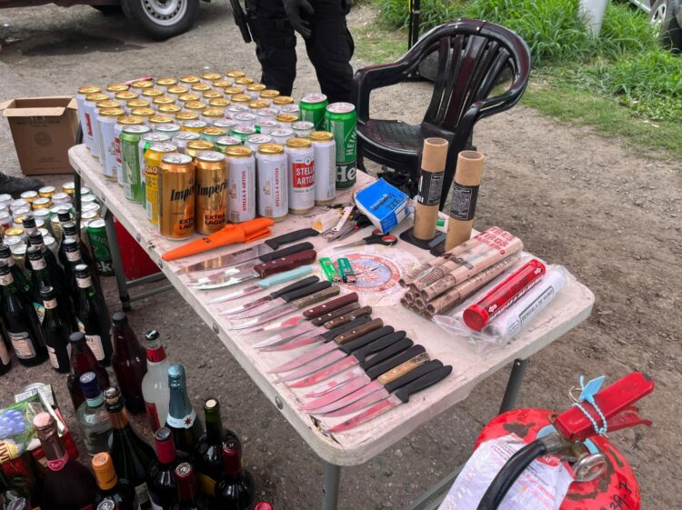 La Policía secuestró bebidas alcohólicas, bengalas y elementos cortantes en el ingreso