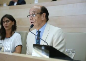 El ex legislador Oscar González irá a juicio tras haber sido acusado de causar la muerte de una docente en un choque