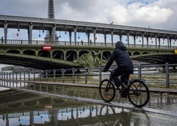 Alerta por el estado del río Sena en París