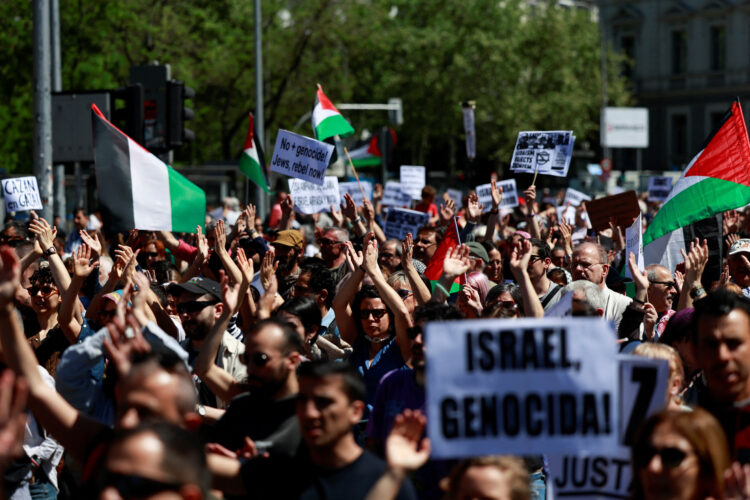 MADRID.- Miles de personas recorrieron ayer las calles de distintas partes de España para pedir al Gobierno que rompa todo tipo de vínculos con Israel. En Madrid, fue la Red Solidaria contra la Ocupación de Palestina quien convocó una manifestación para reclamarle al presidente Manuel Sánchez el fin del comercio de armas y relaciones con Tel Aviv.