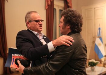 Milei regresó de urgencia de EE.UU. y analiza un alineamiento pleno con Israel