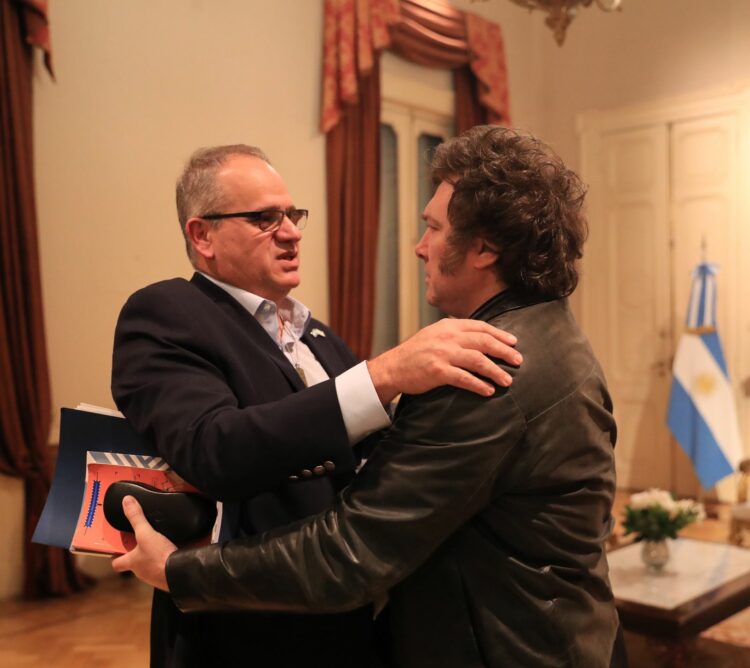 El presidente Javier Milei recibió anoche al embajador del Estado de Israel en la Argentina, Eyal Sela, en la Casa Rosada.