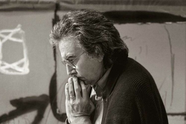 Las obras de Antoni Tàpies fueron influenciadas por el informalismo y la filosofía zen.