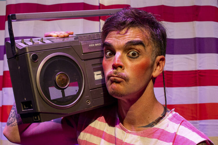 “Cantando bajo la ducha”, del dramaturgo Damián Costa, se presenta en el CCC.