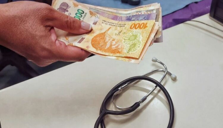 El Gobierno ordenó a las prepagas retrotraer los precios a diciembre