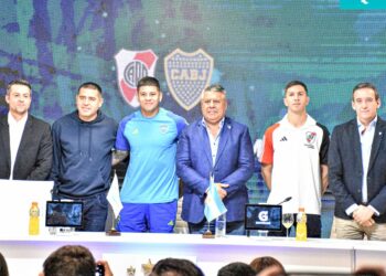 Marcos Rojo y «Nacho» Fernández calentaron la previa del Superclásico