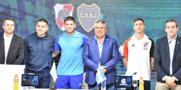 Marcos Rojo y «Nacho» Fernández calentaron la previa del Superclásico