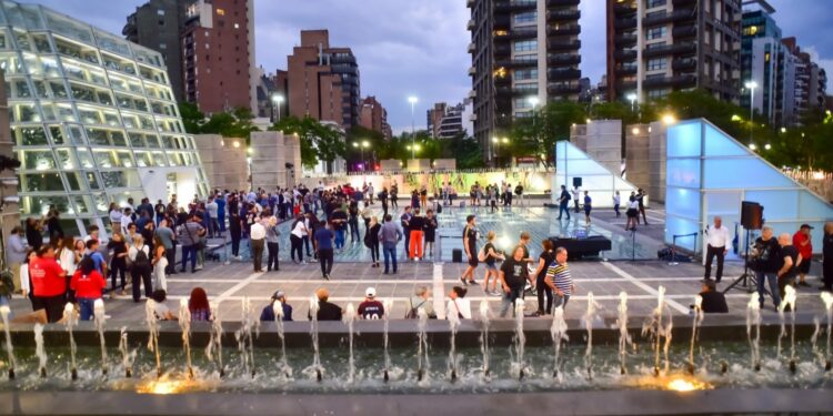 De qué se trata el "Gamma Sunset" que se hará en Plaza España con DJs locales y performances