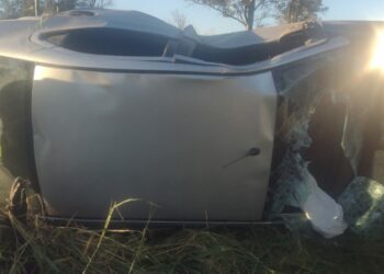 Un transporte escolar que trasladaba a siete niños chocó y volcó en barrio Palmar