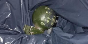 Una mujer denunció que le arrojaron una granada militar en el patio de su casa