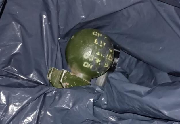 Una mujer denunció que le arrojaron una granada militar en el patio de su casa