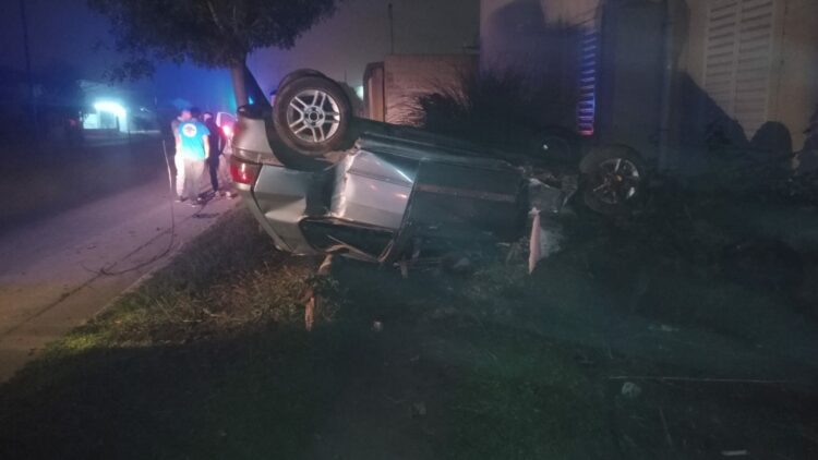 Jóvenes chocaron contra un poste y volcaron en la puerta de una casa