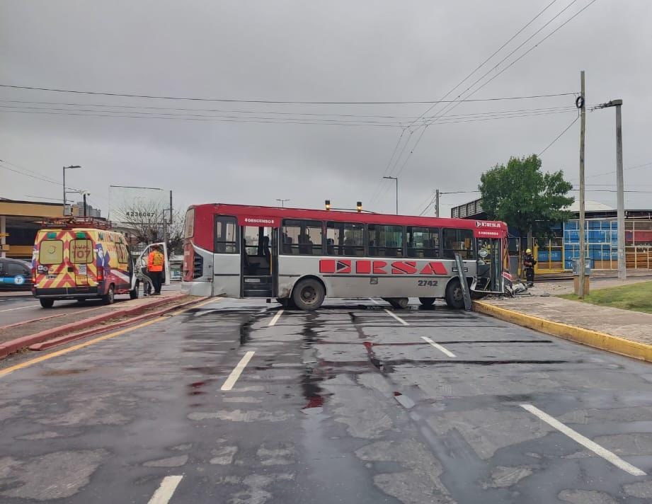 Un colectivo impactó contra un poste en el barrio Quebrada de Las Rosas