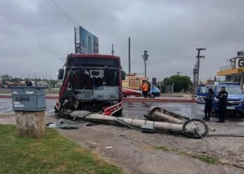 Un colectivo impactó contra un poste en el barrio Quebrada de Las Rosas