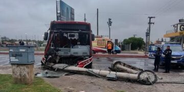 Un colectivo impactó contra un poste en el barrio Quebrada de Las Rosas