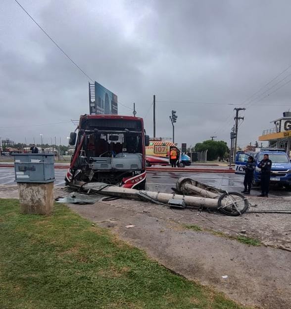 Un colectivo impactó contra un poste en el barrio Quebrada de Las Rosas