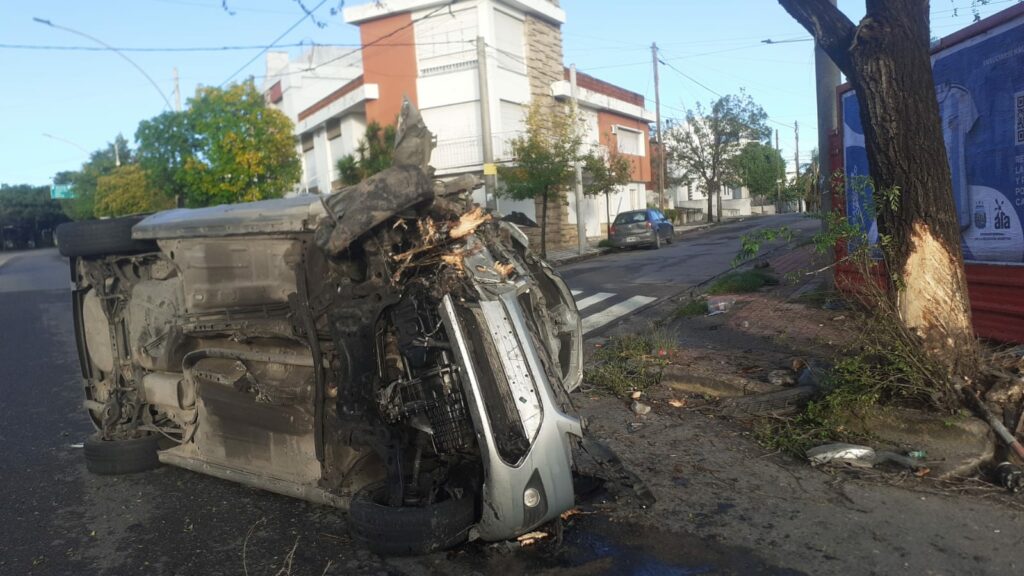 Chocó contra un árbol y se dio vuelta en bulevar San Juan