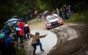 Imprudencia: un espectador del Rally de Jesús María se acercó a un auto que competía a toda velocidad