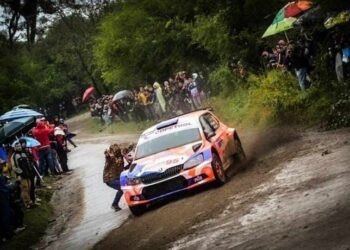 Imprudencia: un espectador del Rally de Jesús María se acercó a un auto que competía a toda velocidad