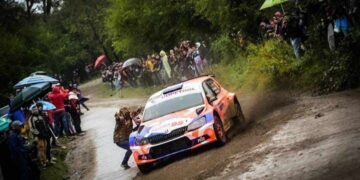 Imprudencia: un espectador del Rally de Jesús María se acercó a un auto que competía a toda velocidad