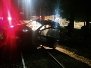 Un tren embistió a un auto y lo arrastró 150 metros dejando dos heridos