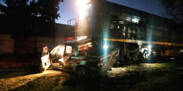 Un tren embistió a un auto y lo arrastró 150 metros dejando dos heridos