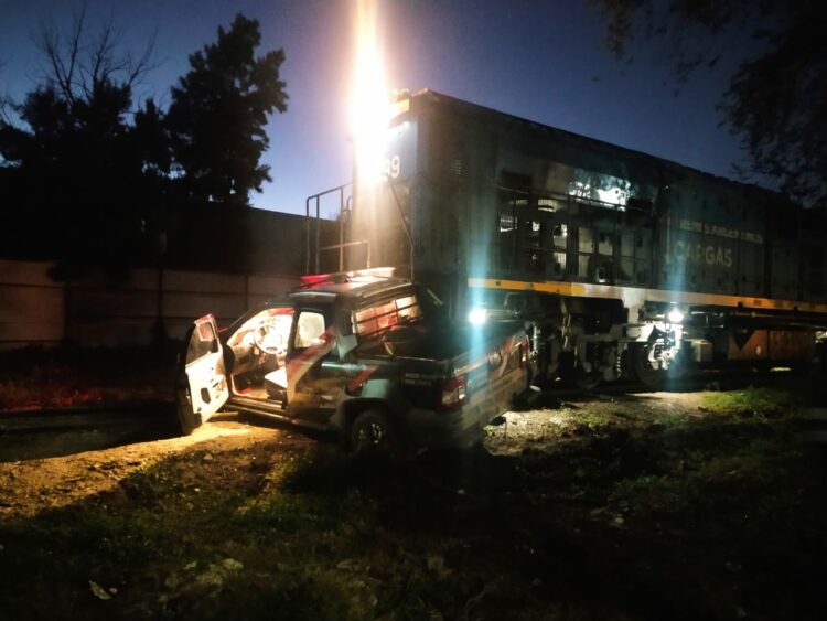 Un tren embistió a un auto y lo arrastró 150 metros dejando dos heridos