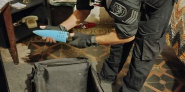 Un hombre encontró la cabeza de un cohete explosivo al lado de su casa