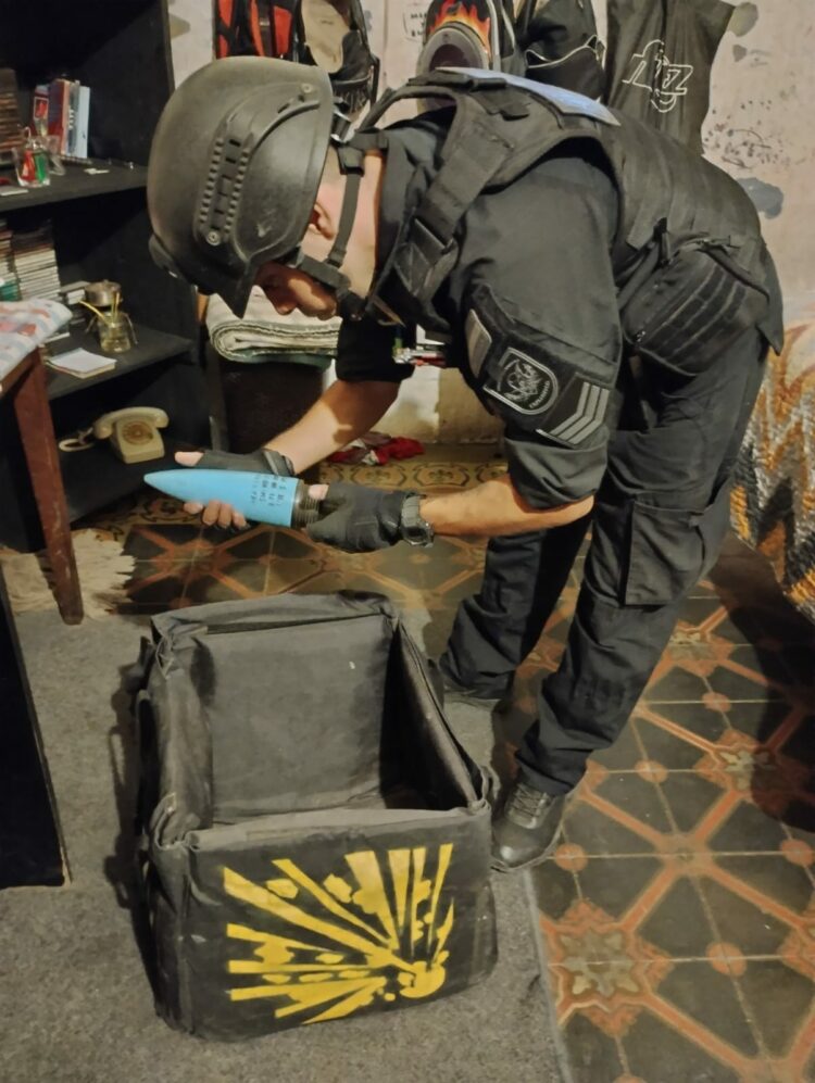 Un hombre encontró la cabeza de un cohete explosivo al lado de su casa