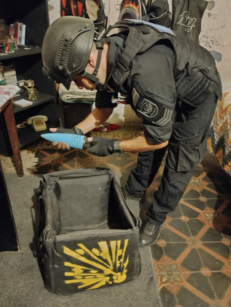 Un hombre encontró la cabeza de un cohete explosivo al lado de su casa