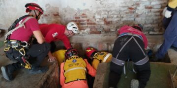 Rescataron a un hombre de 83 años tras caer en una fosa de un taller mecánico