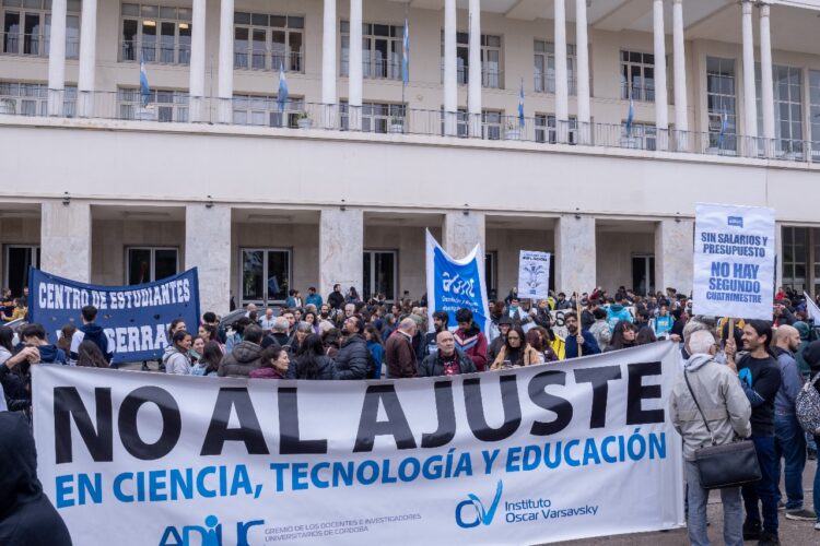 Los docentes universitarios protestaron frente al Pabellón Argentina (archivo).