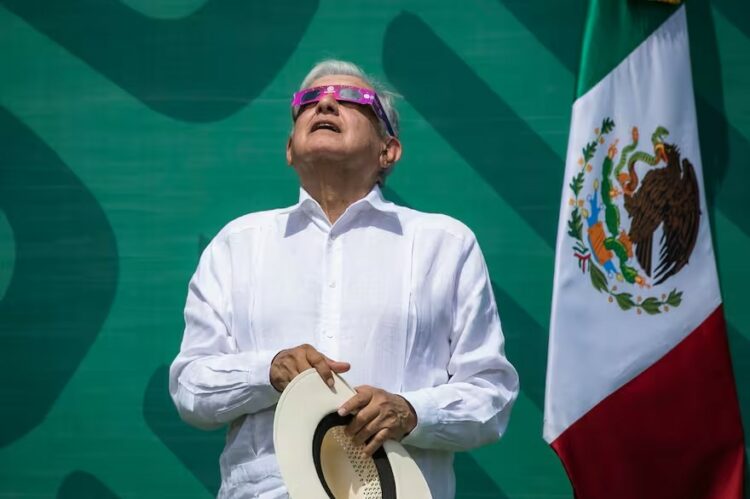 López Obrador ayer, en su conferencia de prensa a la espera del eclipse.