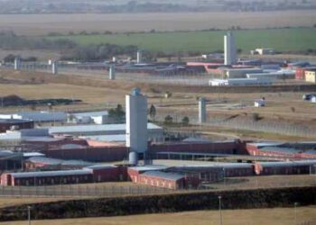 Detuvieron a ocho funcionarios de la cárcel de Bouwer acusados de torturar y matar a un preso