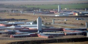 Detuvieron a ocho funcionarios de la cárcel de Bouwer acusados de torturar y matar a un preso