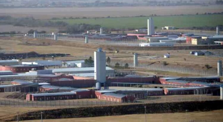 Detuvieron a ocho funcionarios de la cárcel de Bouwer acusados de torturar y matar a un preso