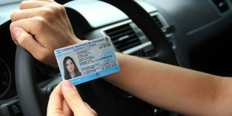 Robaron los datos de licencias de conducir, las ofrecieron por internet y mostraron la de Milei