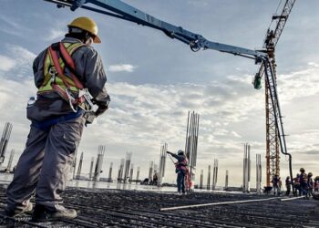 La construcción lidera la caída del empleo en la gestión Milei