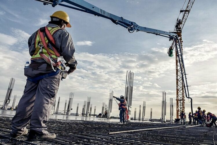 La construcción lidera la caída del empleo en la gestión Milei