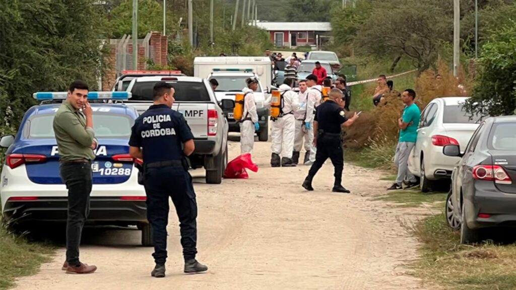 Encontraron a dos adolescentes muertos en una casa y su madre quedó detenida