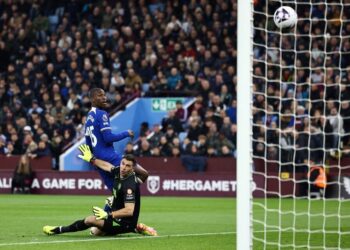 El “Dibu” Martínez fue sustituido en Aston Villa por una molestia y se encendieron las alarmas en la Selección Argentina