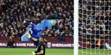 El “Dibu” Martínez fue sustituido en Aston Villa por una molestia y se encendieron las alarmas en la Selección Argentina