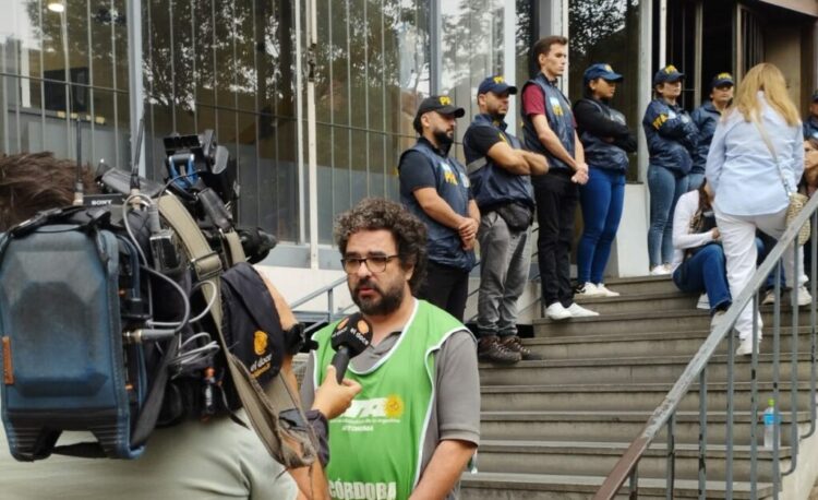 El delegado de ATE, Mariano Silberman, durante el cierre de la sede.