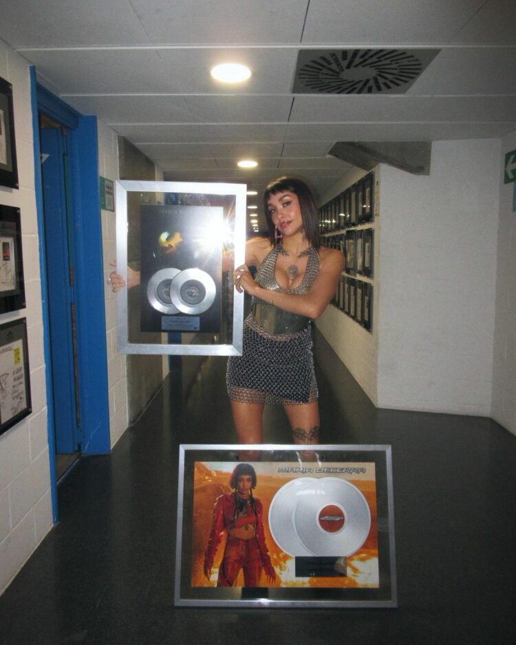 Una pareja robó la placa del doble disco de platino de María Becerra en el Aeropuerto de Ezeiza