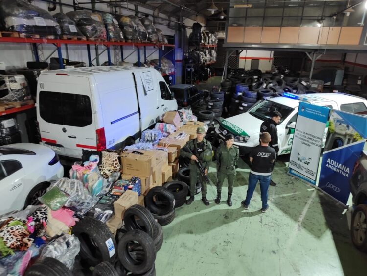 En el operativo, los agentes incautaron 114 docenas de “crocs” y 385 termos.