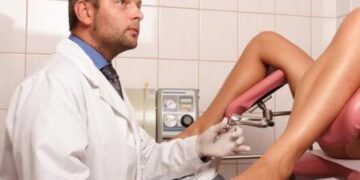 El ginecólogo revisó su vagina y encontró algo que lo hizo vomitar