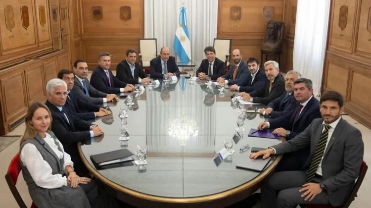 Francos y Posse (al centro) con los gobernadores y funcionarios de JxC.
