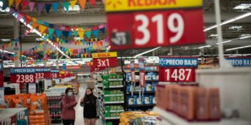 Por la inflación, advierten que la clase media está achicándose