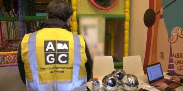 Clausuraron un salón de fiestas infantiles que se dedicaba a escanear el iris de las personas y ofrecía dinero a cambio