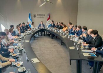 Llaryora prioriza la contención social por sobre la obra pública